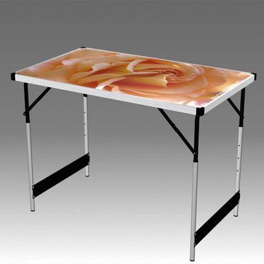 Tisch mit Blumendesign